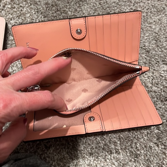 Kate Spade Wallet. - Picture 4 of 5
